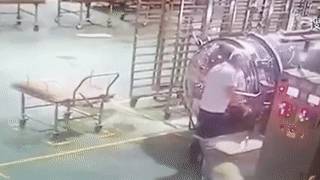 Nhan vien bi bong nang vi noi ap suat lon no tung hinh anh