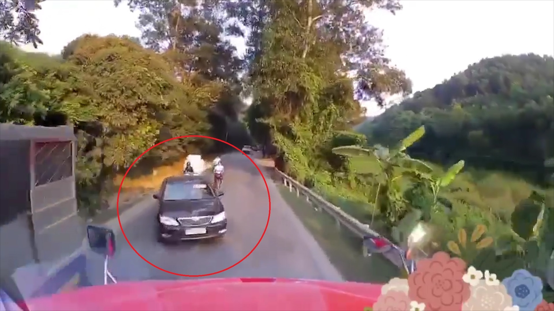 Oto lan lan suyt bi xe container tong truc dien hinh anh