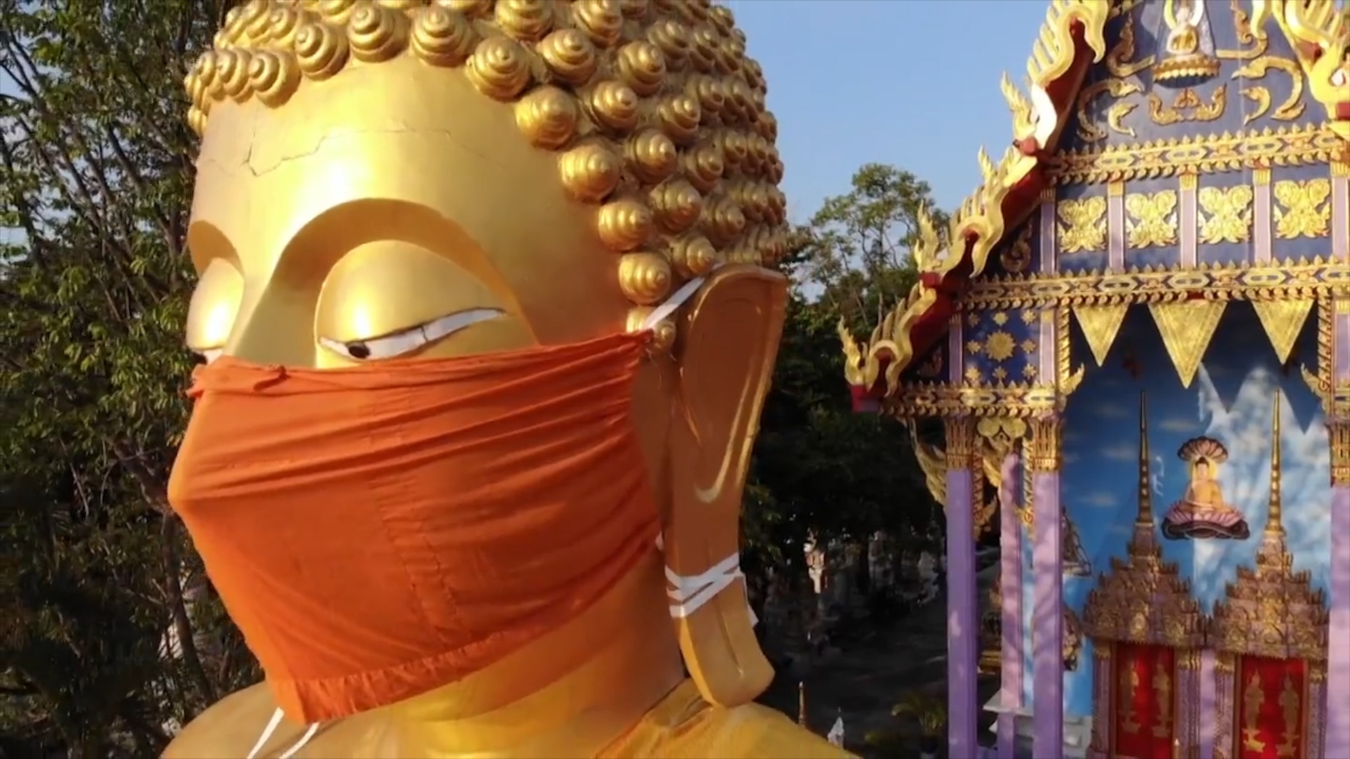 Ngoi chua deo khau trang cho tuong Phat khong lo o Thai Lan hinh anh