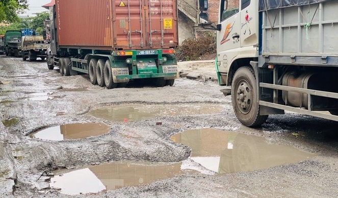 Xe container tranh tram thu phi QL5 cay nat duong Ha Noi hinh anh