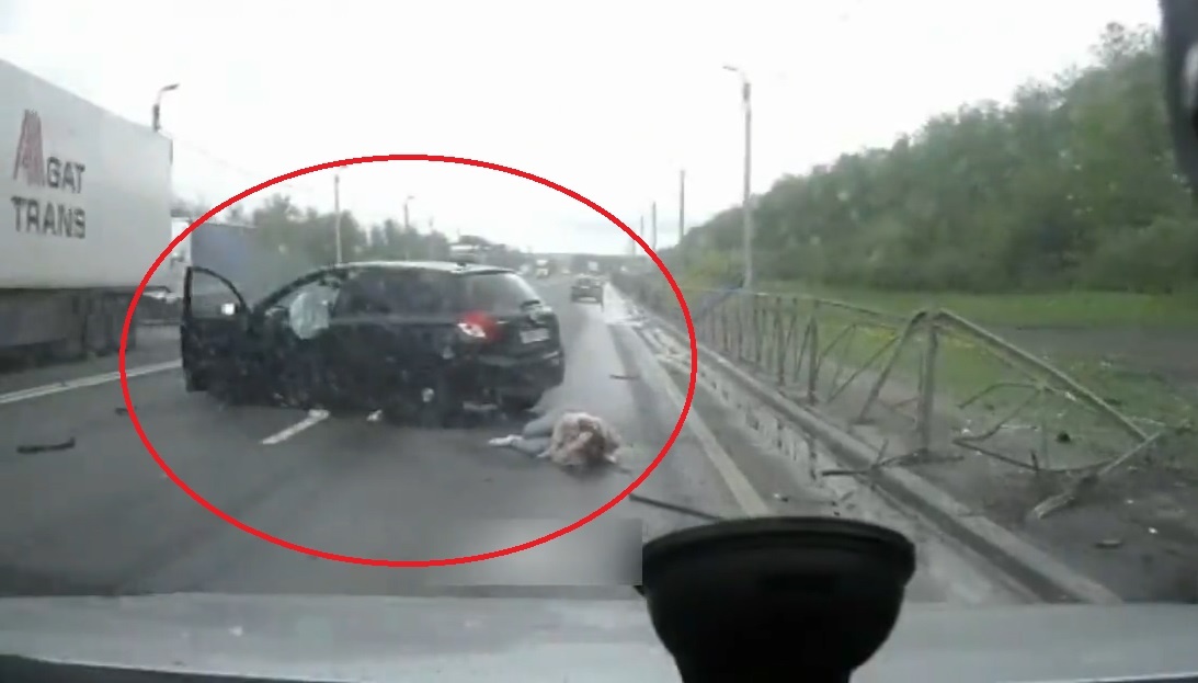 Tai xe oto thieu quan sat huc duoi xe khac bay vao hang rao hinh anh