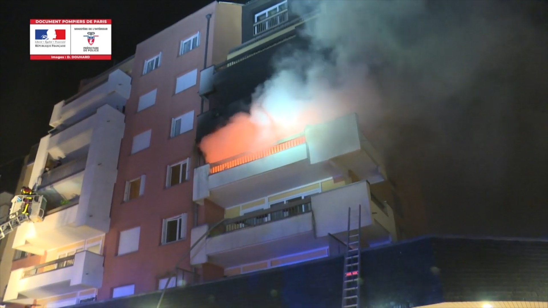 Toa nha boc chay gay chet nguoi o Paris hinh anh