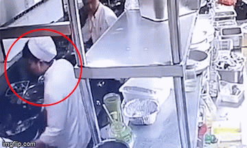 Dau bep bi phat hien nho nuoc bot vao thuc an cua khach o Trung Quoc hinh anh