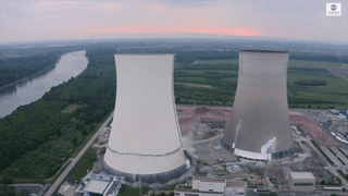 Can canh pha do nha may dien hat nhan o Duc hinh anh