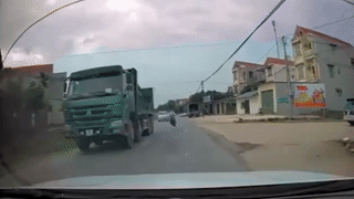 Thanh nien chay xe lan lan, thoat chet truoc dau oto hinh anh