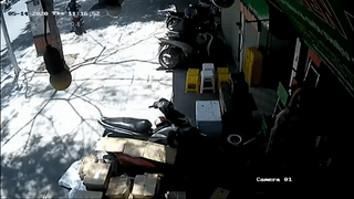 2 thanh nien phoi hop trom xe may tren via he hinh anh