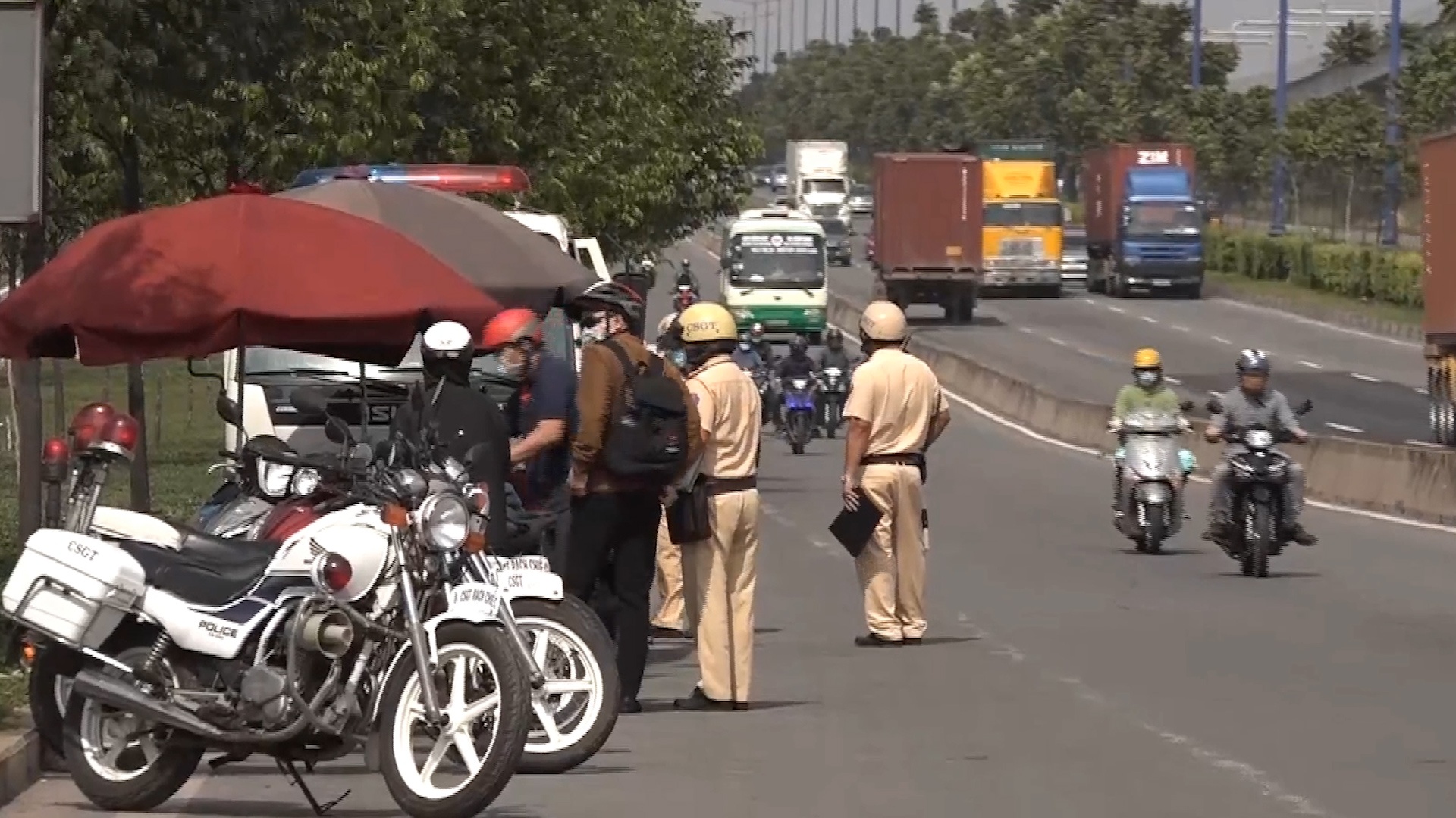 Muon kieu ne tranh kiem tra vi pham giao thong hinh anh