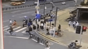 Porsche mat lai dam trung nhom nguoi qua duong hinh anh