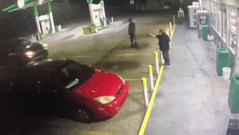 Tai xe lai oto lao vao nhan vien bom xang vi nghi gian lan hinh anh