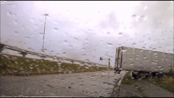 Xe container mat lai suyt dam vao canh sat hinh anh