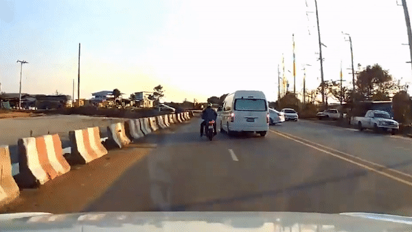 Tranh oto quay dau, xe cho khach huc nguoi di xe may nga ra duong hinh anh