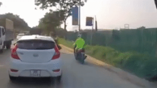 Xe may nga ra duong vi phanh gap khi gap nguoi di bo hinh anh