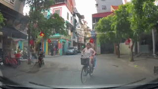 Xe dap khong kip phanh lao vao dau oto hinh anh