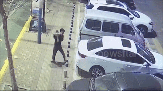 Nguoi dan ong say xin, dap vo kinh xe de vao ben trong ngu hinh anh