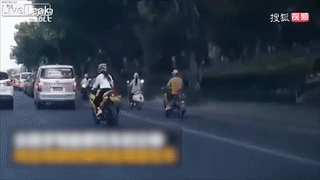 Nu tai xe moto mat tap trung dam thang vao duoi oto hinh anh