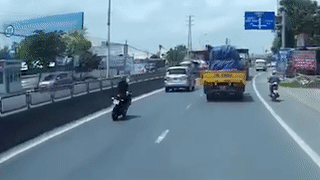 Xe may chay toc do cao dam vao duoi oto dung tren duong hinh anh