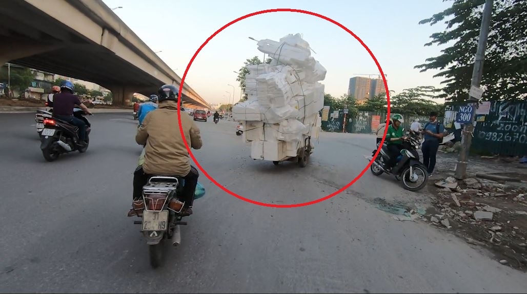 Xe cho thung xop cao 3 m gay can tro giao thong hinh anh