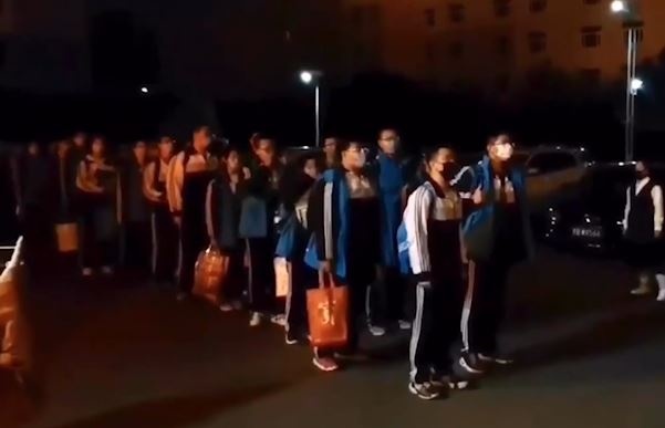 Hoc sinh TQ ve nha hoc truc tuyen vi lo ngai dich tai bung phat hinh anh