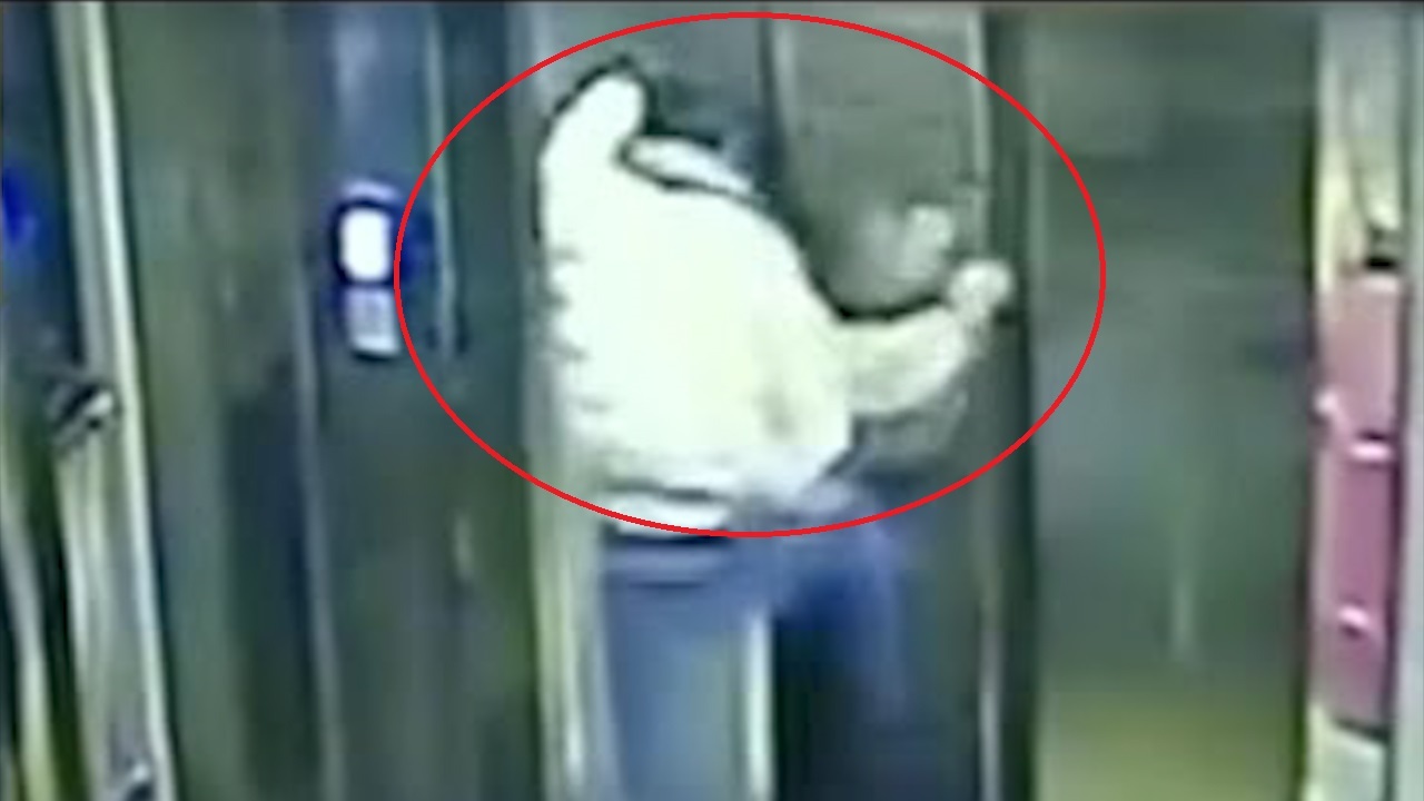 Nguoi dan ong Trung Quoc dap pha cua thang may hinh anh