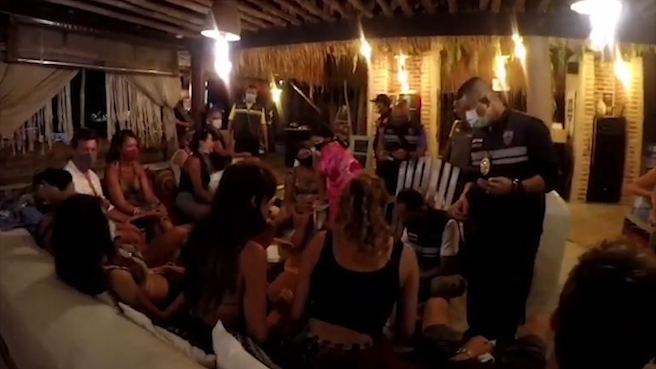 Nhom du khach Phap bi bat vi mo tiec o quan bar giua mua dich hinh anh