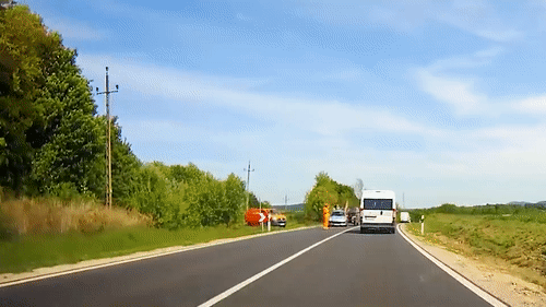 Oto dam vao xe sua duong, cong nhan may man thoat nan hinh anh