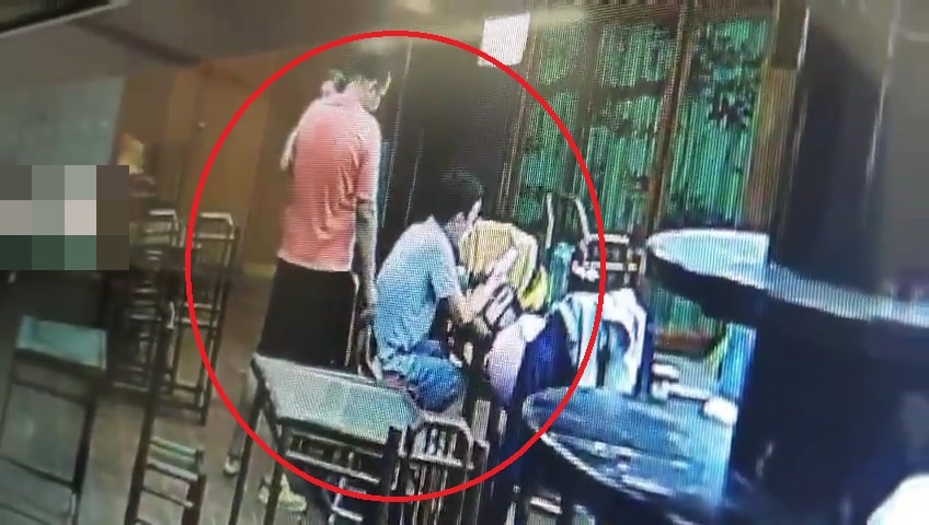 Ga dan ong om con di trom tui xach trong be boi hinh anh