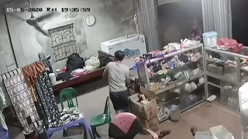 Ca nha bo chay tan loan khi quat tran dang quay roi xuong hinh anh