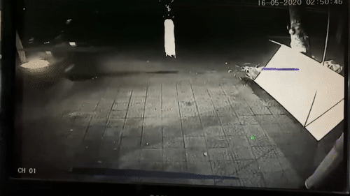 Xe container dam vao goc cay trong dem hinh anh