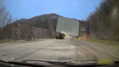 Xe tai mat lai lat ngang suyt lao vao xe khac hinh anh