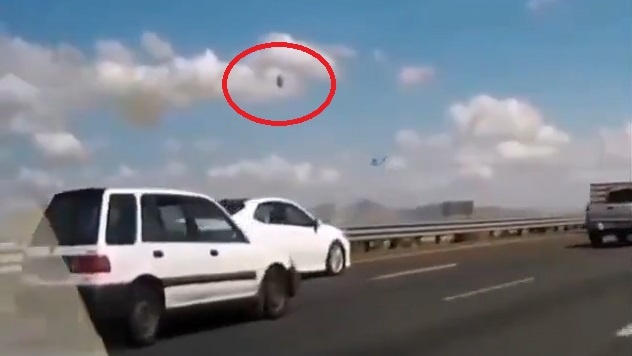 Canh phi cong bung du nhay khoi tiem kich F-22 roi gan khu dan cu hinh anh