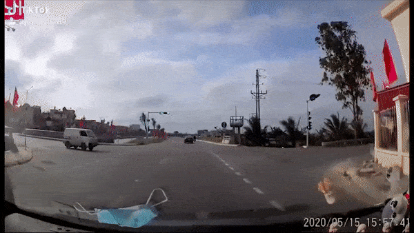 Vuot den do, oto bi xe khac dam vao duoi hinh anh