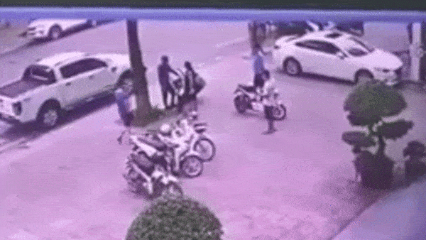 Khong dem hang len tang 4, shipper bi nguoi dan ong danh bo chay hinh anh