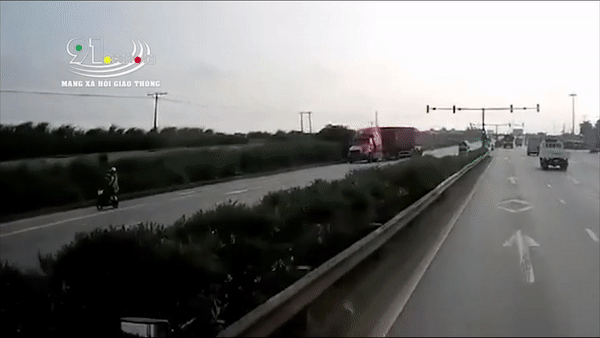 Khoanh khac xe container bi lat sau khi tranh xe may sang duong au hinh anh