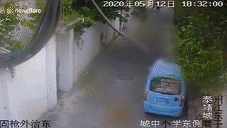 Oto dien chay trui khi 2 dua tre dot cay ben canh hinh anh