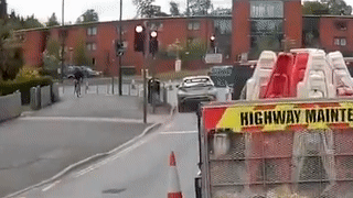 Nguoi dan ong ra khoi oto khi dang di chuyen tren duong hinh anh