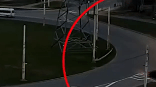 Ten trom oto dam vao tram dien cao the trong luc bo tron hinh anh