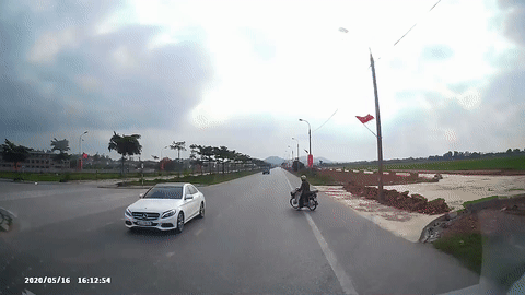 Oto lao sang lan duong nguoc chieu tranh cu ong di xe may sang duong hinh anh