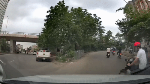 Xe may tat dau oto suyt dam vao xe khac hinh anh