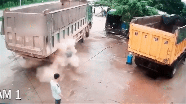 Lop xe ben no khien tho sua chua vang ra xa hinh anh