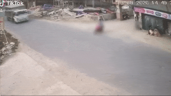 Lao tu ngo ra duong lon, nguoi dan ong bi xe tai tong hinh anh