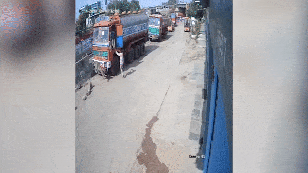 Bay cho giai cuu 2 nguoi dan ong bi bao hoang duoi o An Do hinh anh