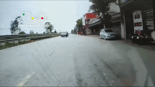 Tai xe ngu gat, lan lan dam truc dien xe tai lam nhieu nguoi bi thuong hinh anh