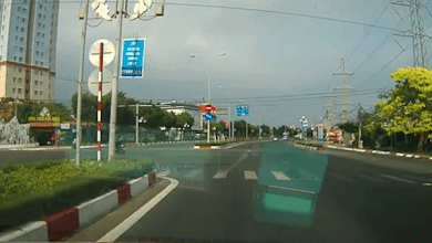 2 nguoi di xe may vuot den do thoat chet truoc dau oto tai hinh anh