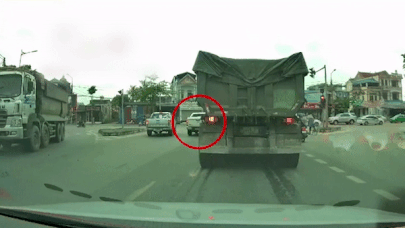 Xe ban tai vuot den do, mat lai giua giao lo hinh anh