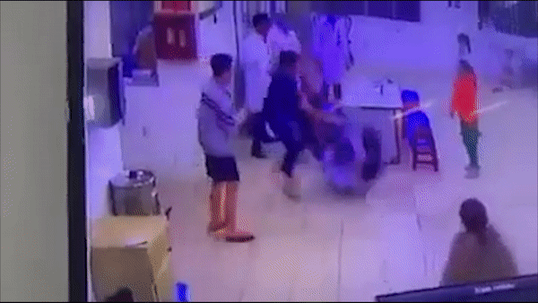 Nguoi nha benh nhan danh nhan vien y te o phong cap cuu hinh anh