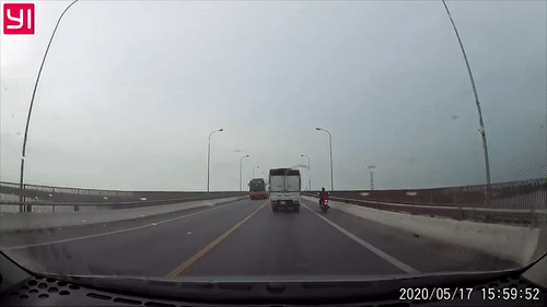 Xe limousine vuot au voi toc do cao suyt dam vao oto nguoc chieu hinh anh