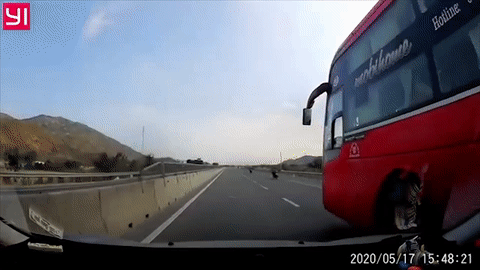 Xe khach tat dau lam gay guong chieu hau oto con hinh anh