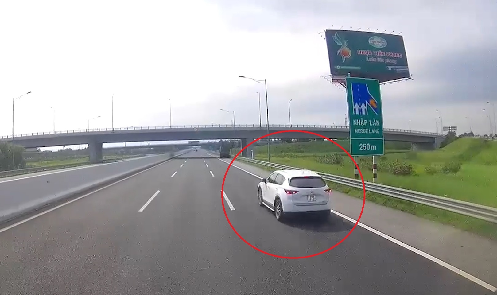 Oto di lui tren cao toc Ha Noi - Hai Phong hinh anh