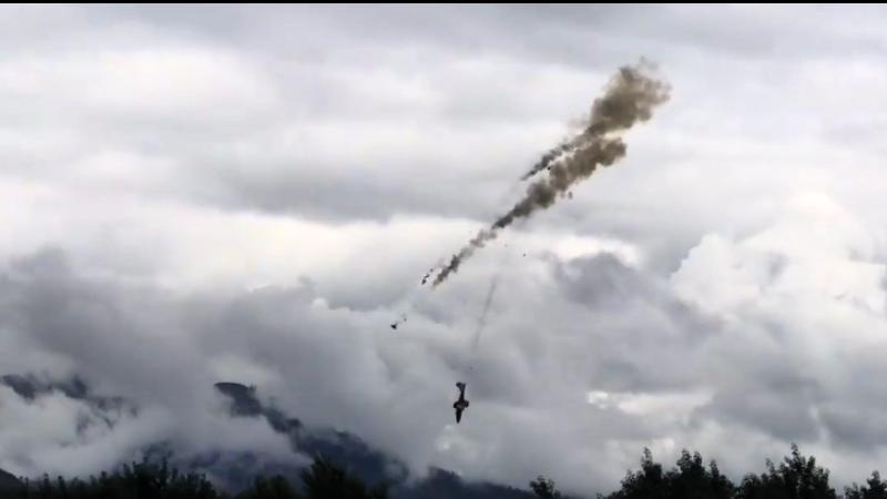 Canh may bay khong quan Canada lao xuong nha dan hinh anh