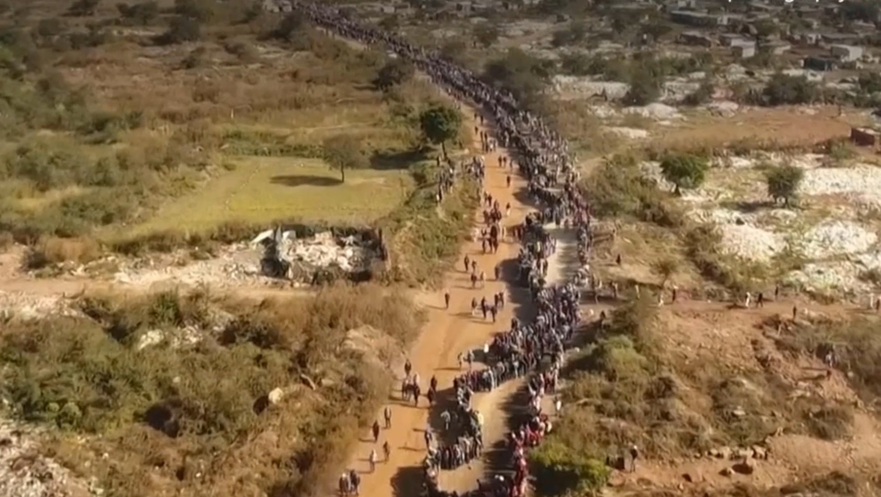 Hang nghin nguoi rong ran xep hang o Nam Phi nhan cuu tro Covid-19 hinh anh